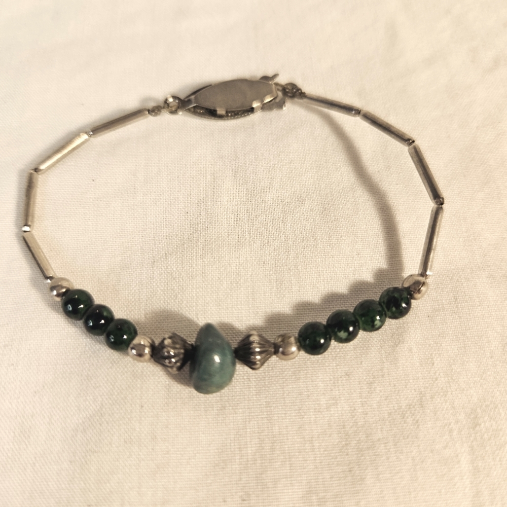 Chic Vintage Silver and Green Beaded Bracelet Small Retro 6 Inches